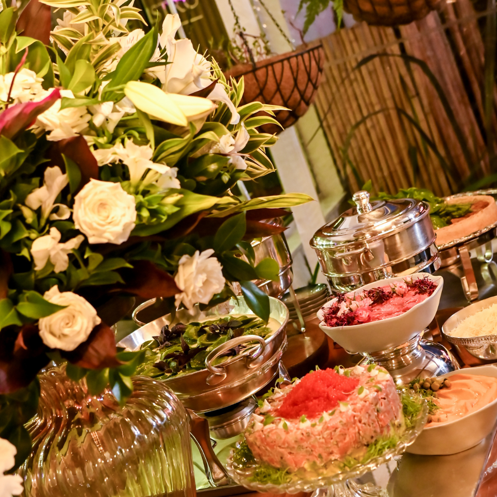 Mesa posta para celebrações intimistas.