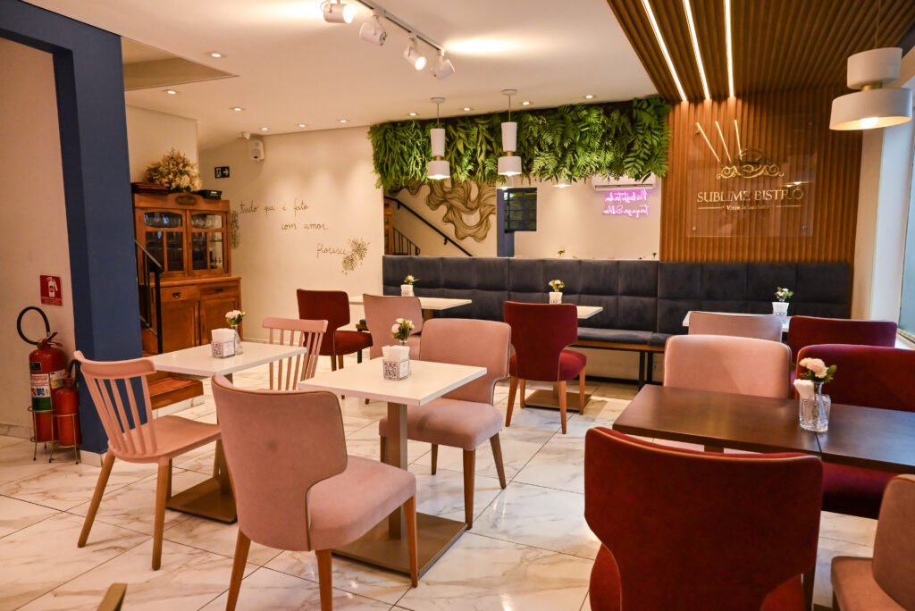 Salão com iluminação aconchegante.