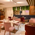 Salão com iluminação aconchegante.